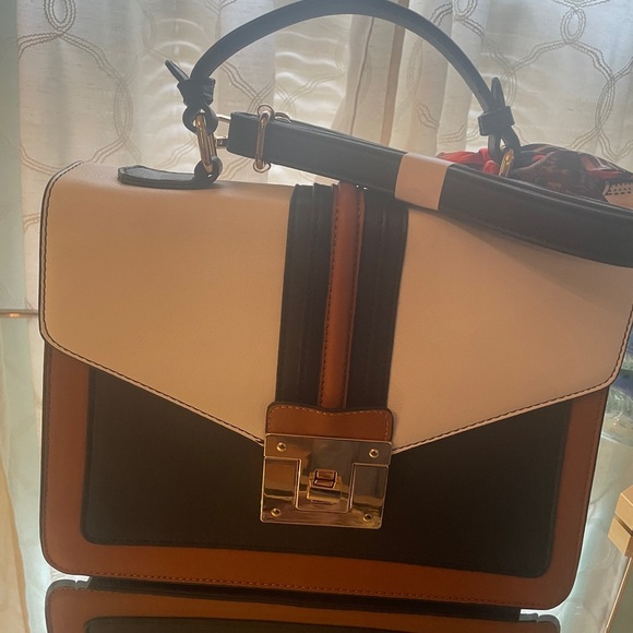 Adorable, lady’s handbag w/adjustable strap to wear crossbody. Never used.​ - Picture 10 of 12